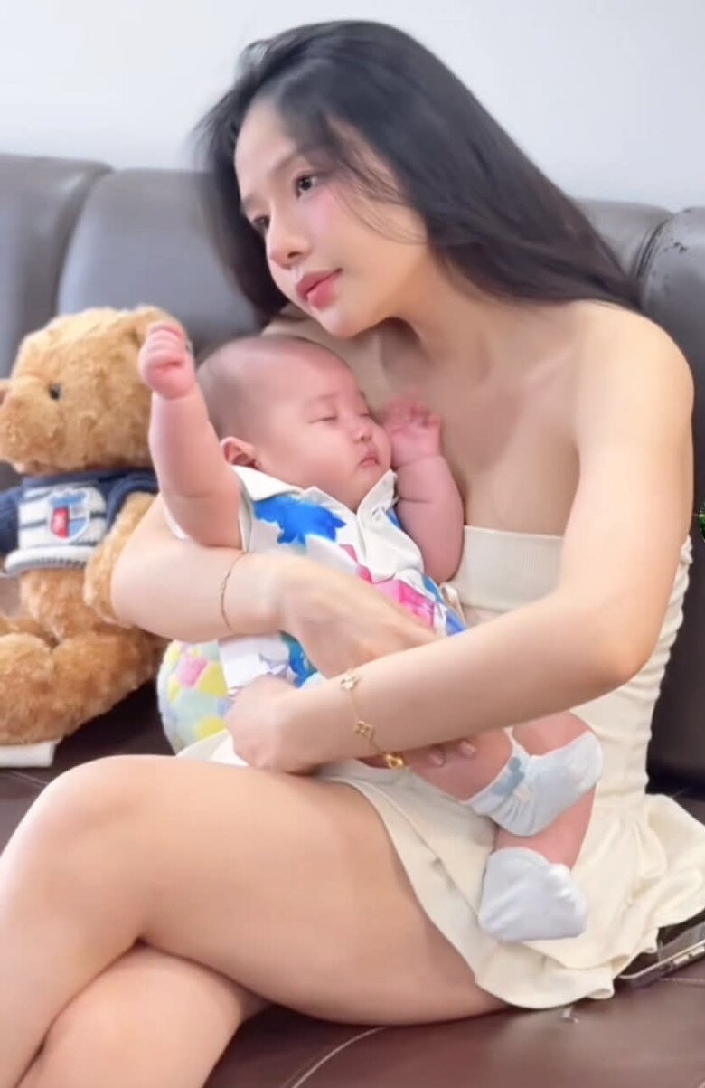 Cảnh mẹ bỉm bế con hot nhất nhì mạng xã hội TikTok.