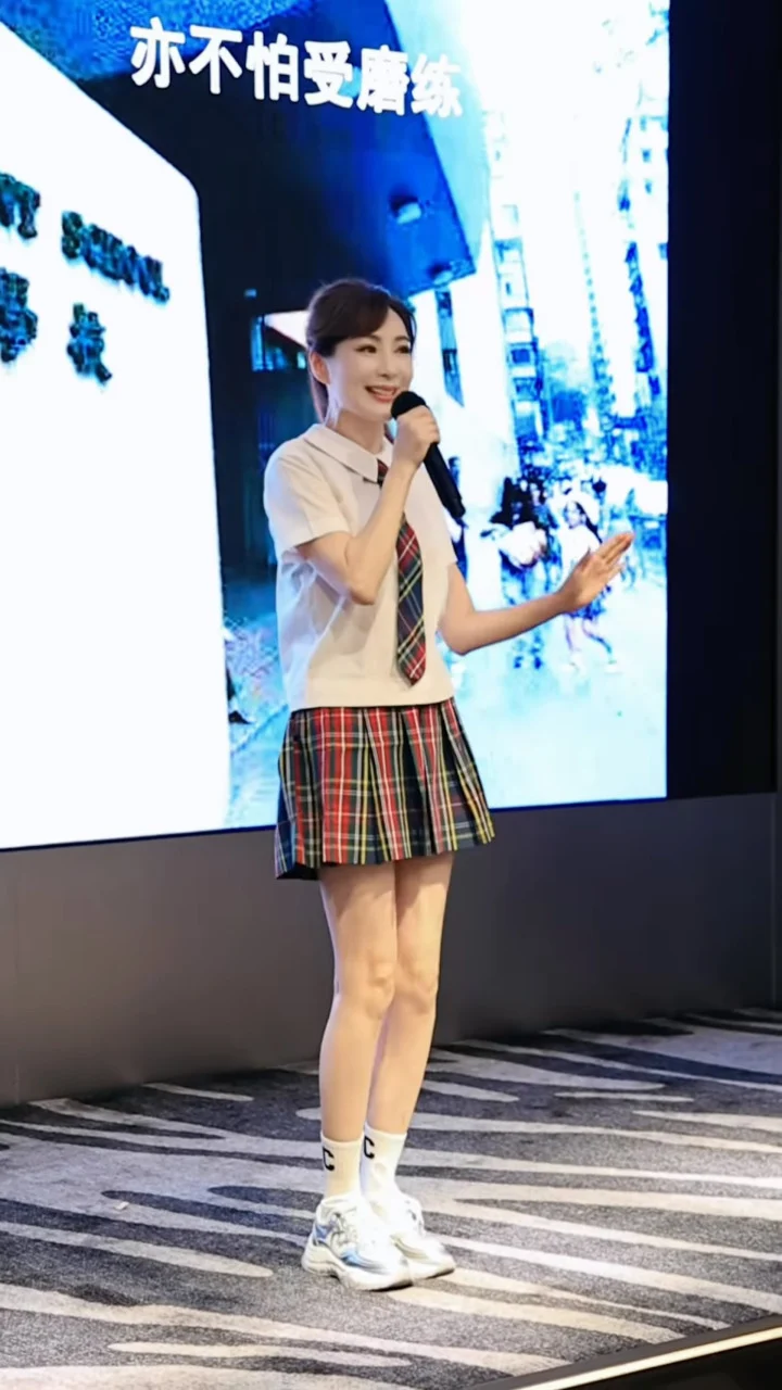 Mẹ đơn thân 60 tuổi mặc đồng phục nữ sinh khiến trai trẻ đòi amp;#34;Cho anh xin sốamp;#34;, 3 con trai khen mẹ đẹp hết lời - 7