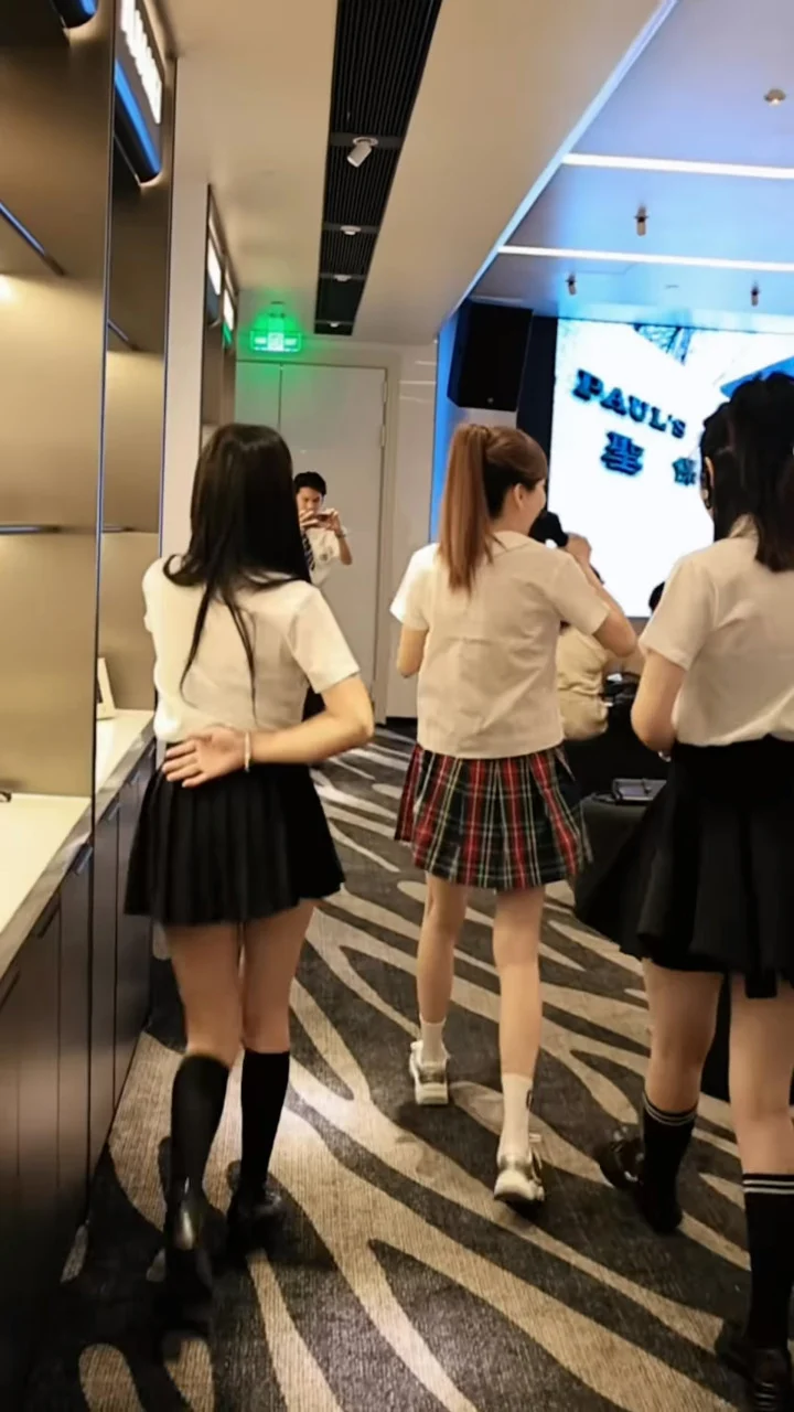 Vòng eo thon gọn và đôi chân dài của cô ấy không kém gì một cô gái 20 tuổi.