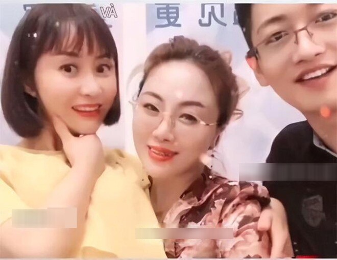 Mẹ Chính Húc (ở giữa) từng bày tỏ sự lo lắng khi con trai lấy người phụ nữ đã có con riêng.