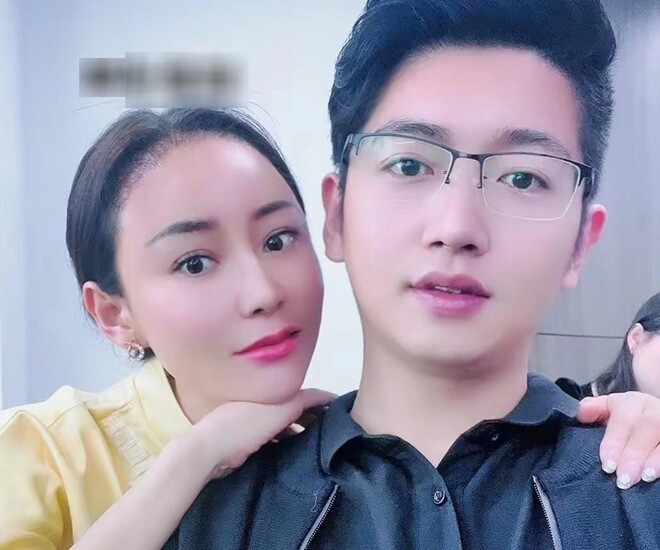 Mẹ 3 con Anna sinh năm 1980 và chồng trẻ Vu Chính Húc sinh năm 1995.