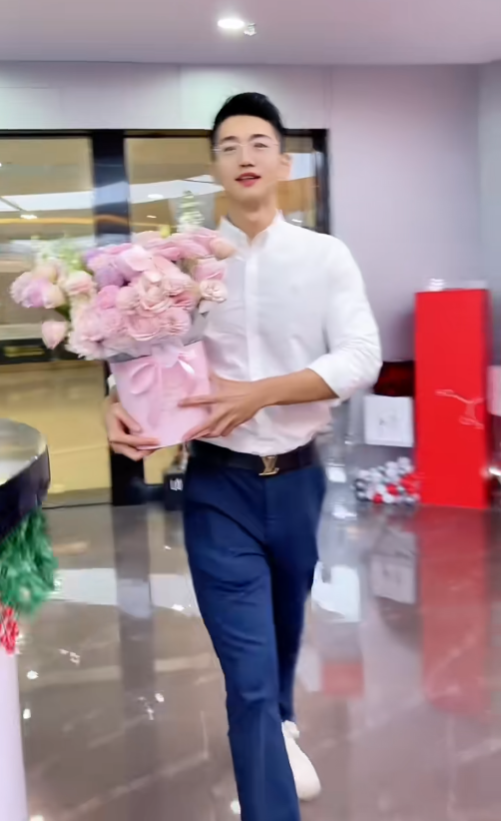 Chính Húc luôn khen vợ xinh đẹp vượt tuổi tác.