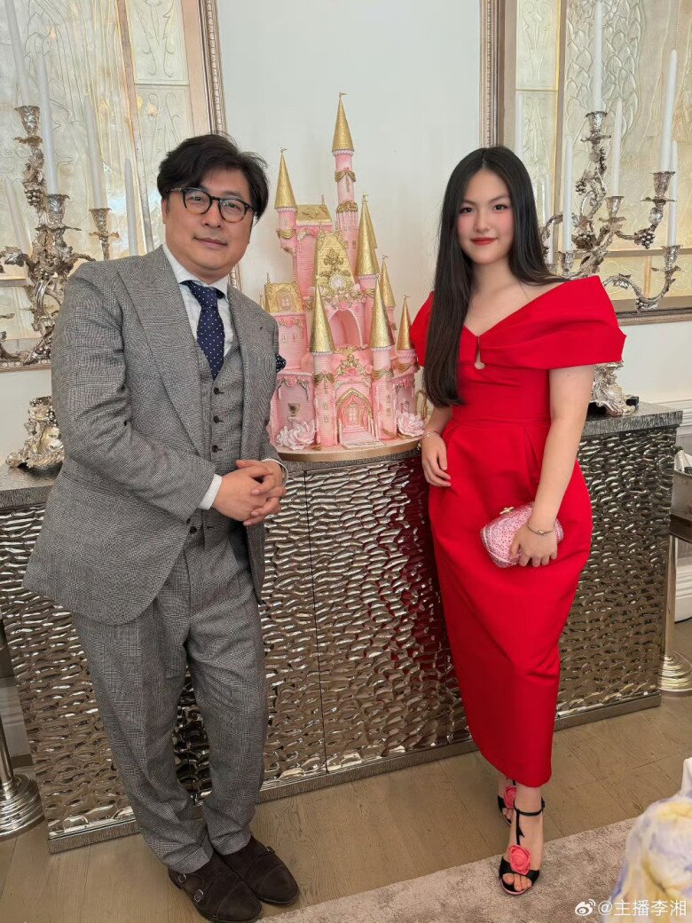 amp;#34;Mẹ đơn thân có 70 căn nhàamp;#34; làm tiệc cho con gái 16 tuổi, đứa trẻ mặc đồ hiệu, đi Maybach 22 tỷ, vào bên trong nhà thì câm nín - 13