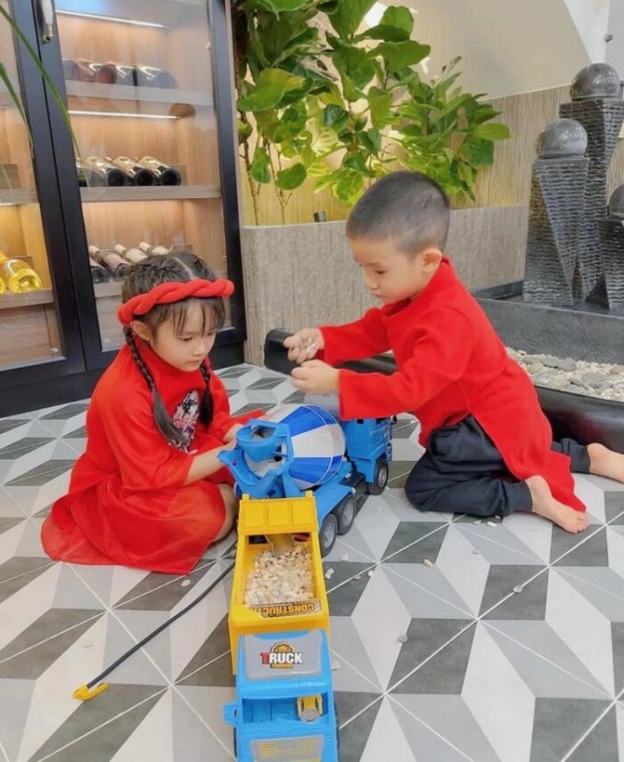 Diệp Lâm Anh cũng từng tuyên bố sống vì các con, nhìn thấy hai con hạnh phúc khi đoàn tụ cùng nhau là cô cảm thấy mãn nguyện.