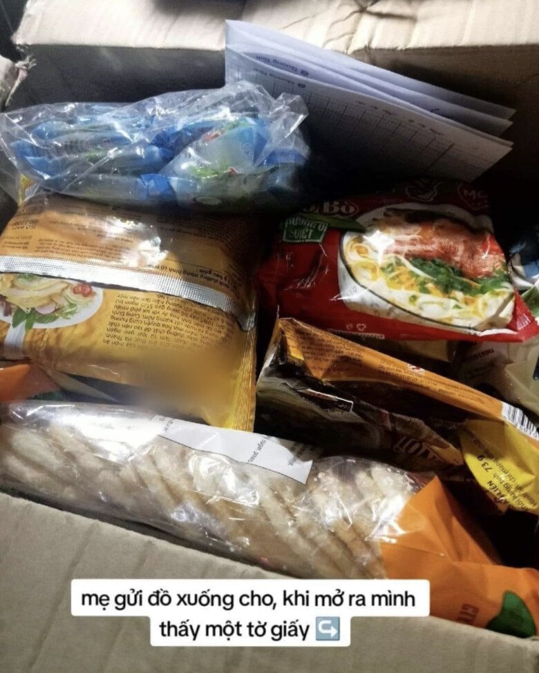 Mẹ ở quê gửi cho nhiều mì tôm, phở gói, con gái mở ra thấy thứ sâu bên trong mà đỏ hoe mắt - 1