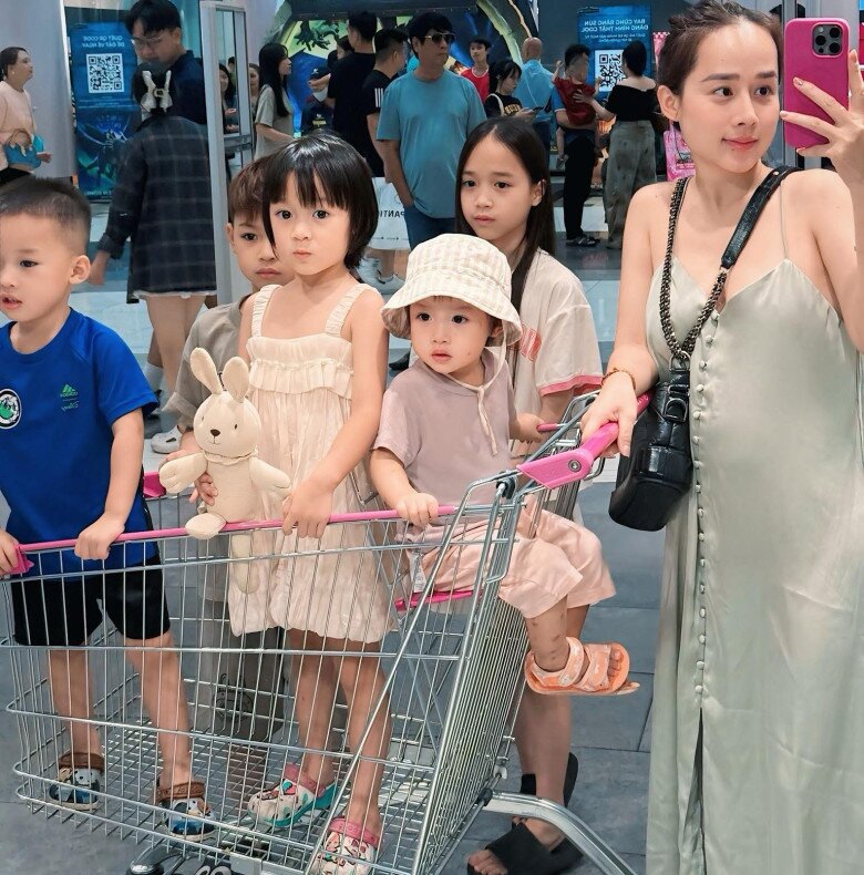 Hoàng Thanh Thủy là hot mom 5 con được nhiều mẹ Việt yêu mến trên mạng xã hội.