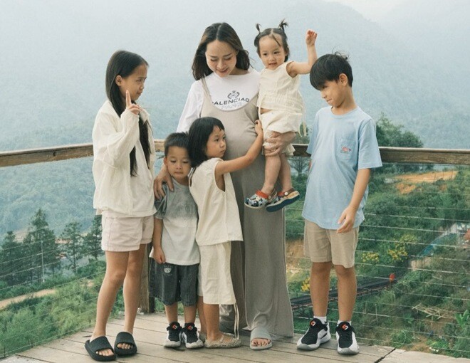 Vợ chồng chị Thanh Thủy hiện tại có 5 con bao gồm 3 bé gái và 2 bé trai. Cô chuẩn bị sinh thêm con thứ 6 là một bé gái.