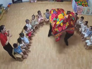 Yêu con - Cô giáo mầm non biểu diễn văn nghệ Trung thu "cây nhà lá vườn", 16 nhóc tì "đứng hình" không ai dám vỗ tay