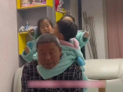 Yêu con - Bố chồng rơi nước mặt hạnh phúc vì con dâu sinh một lần 3 cháu, 5 năm sau tình trạng của ông ai cũng thấy thương