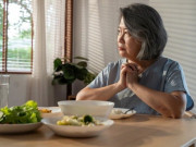 Yêu con - Mẹ già trao hết tài sản thừa kế cho một người không chung huyết thống, danh tính khiến con ruột choáng váng