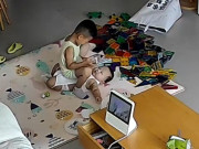 Yêu con - Nghe tiếng con khóc thất thanh, mẹ bàng hoàng khi xem lại camera giám sát thấy cảnh con lớn làm với con nhỏ