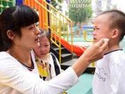 Tan học, con trai 4 tuổi luôn khóc, nép sau lưng cô giáo không muốn về, lý do khiến mẹ ân hận