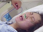 Yêu con - Chuẩn bị đỡ đẻ, bác sĩ phát hiện dòng chữ lạ viết trên bụng sản phụ, cả phòng sinh nghẹn ngào khi đọc từng chữ