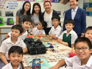 Yêu con - Bé trai có biểu cảm kì lạ trong bức ảnh chụp tập thể, nhìn tay cô giáo ai cũng hiểu ngay lý do