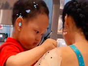 Yêu con - Mẹ mặc váy rộng cứ bị tụt khi bế con vào quán mua đồ ăn, hành động của đứa trẻ khiến ai cũng khen