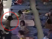 Yêu con - Camera giám sát ghi lại cảnh bé gái mầm non Việt làm một việc kỳ lạ suốt 20 phút khiến mẹ vừa cười vừa lo