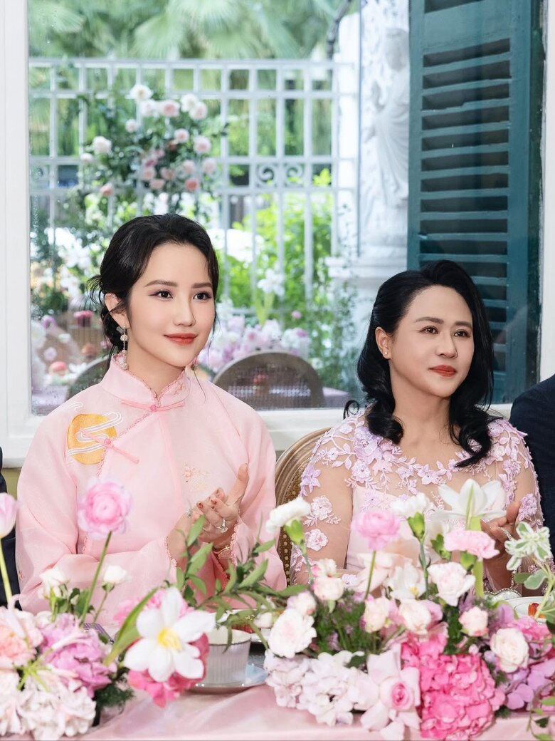Hot mom 2 con gây chú ý bởi nhan sắc xinh xắn và tươi trẻ.