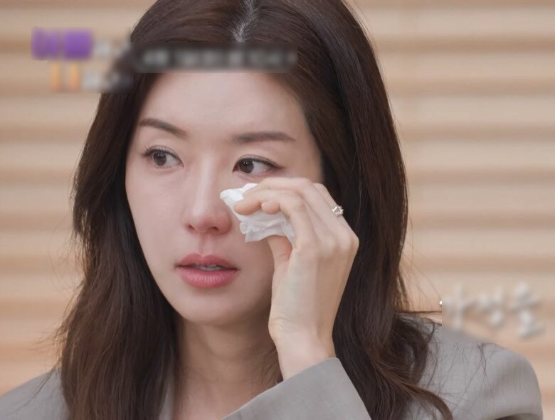 Nữ diễn viên phim giờ vàng lao đao sau khi chồng chủ tịch bị bắt, quyết không ly hôn dù không kiếm đủ tiền nuôi con - 2