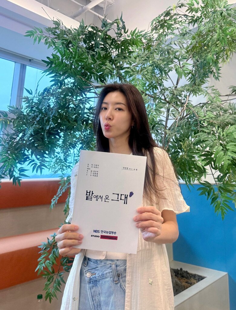 Nữ diễn viên phim giờ vàng lao đao sau khi chồng chủ tịch bị bắt, quyết không ly hôn dù không kiếm đủ tiền nuôi con - 9