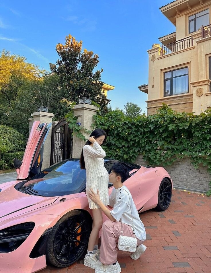 Chiều cha mẹ có điều kiện về kinh tế nên cũng muốn người chăm sóc con mình là người chỉn chu. Ảnh minh họa