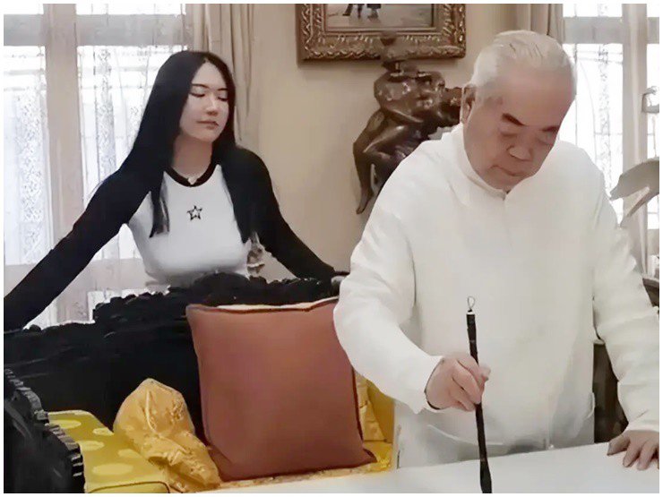 Ông lão U90 có thêm con với vợ trẻ kém 50 tuổi làm ngay 3 việc: Trao toàn quyền cho vợ đẹp, đoạn tuyệt quan hệ với con lớn - 4