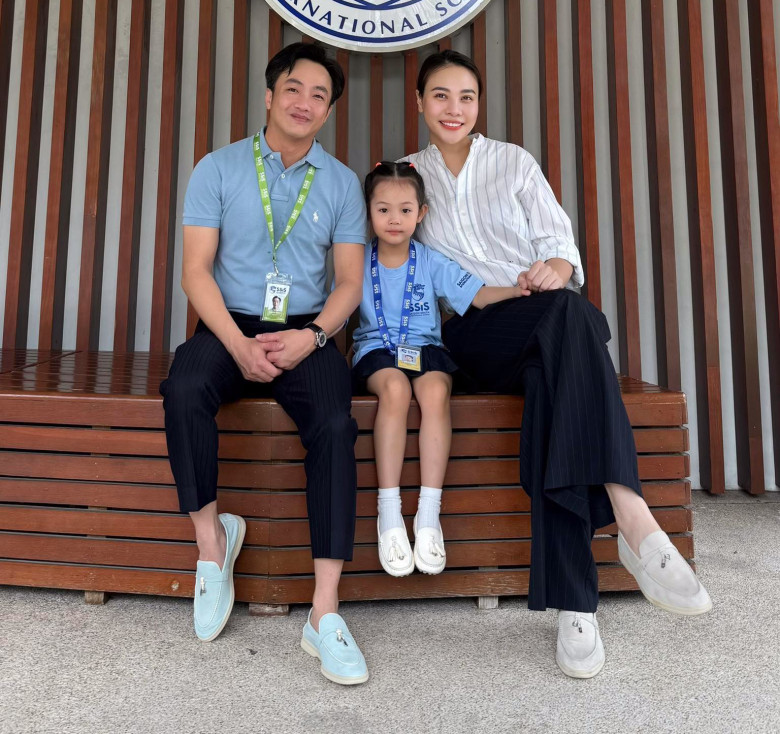 Con gái Cường Đôla và con gái Ông Cao Thắng học cùng một trường quốc tế khi đang ở ngưỡng cửa tiểu học. Để cho các con theo học tại đây, các bậc cha mẹ phải chi ra hàng trăm triệu mỗi năm học.