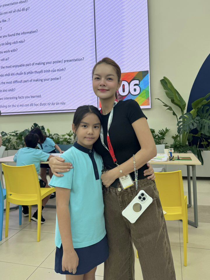 Phạm Quỳnh Anh khoe ảnh cùng con gái tham gia một dự án ở trường quốc tế.