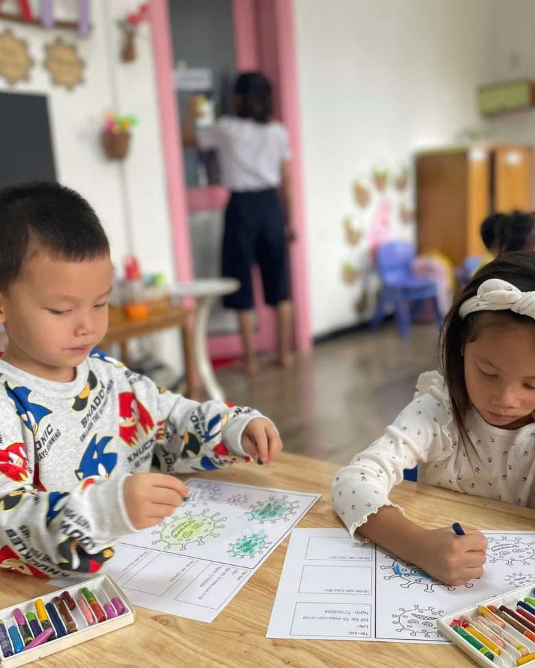 Các nhóc tỳ được khen ngợi không chỉ thông minh mà có nếp sinh hoạt tốt, bé rất ngoan.