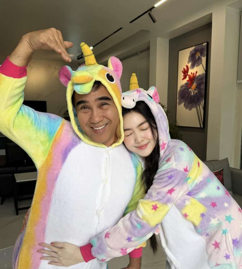 Quyền Linh chiều con gái, 56 tuổi amp;#34;hóa thúamp;#34; nhảy dễ thương cùng ái nữ, bà xã chẳng ngại mà còn vào khen nịnh - 2