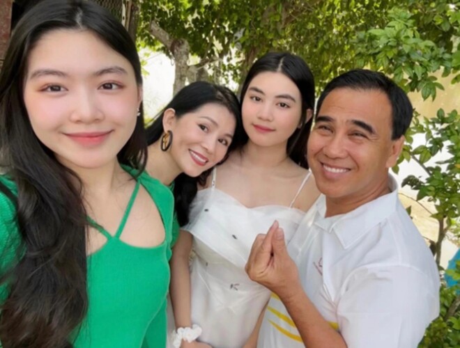 Quyền Linh chiều con gái, 56 tuổi amp;#34;hóa thúamp;#34; nhảy dễ thương cùng ái nữ, bà xã chẳng ngại mà còn vào khen nịnh - 1