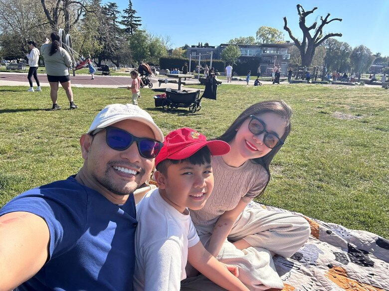 Để con trai Happy làm quen với mọi thứ nơi đây.