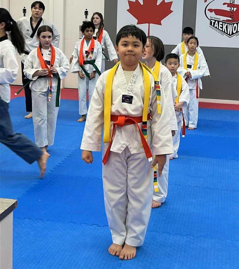 Happy đam mê võ, gần đây lên đai xanh Taekwondo.
