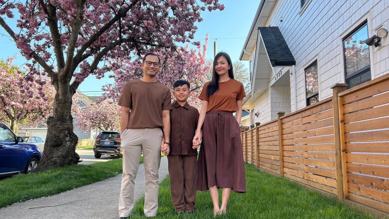 Gia đình Huỳnh Đông - Ái Châu ở Vancouver, Canada.