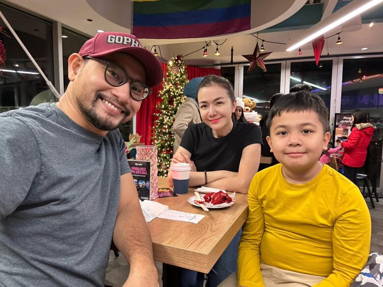 Theo hot mom Ái Châu, ngoài các bộ môn chính và hoạt động thể chất, cậu bé thích âm nhạc, tự học đàn guitar và piano theo YouTube.