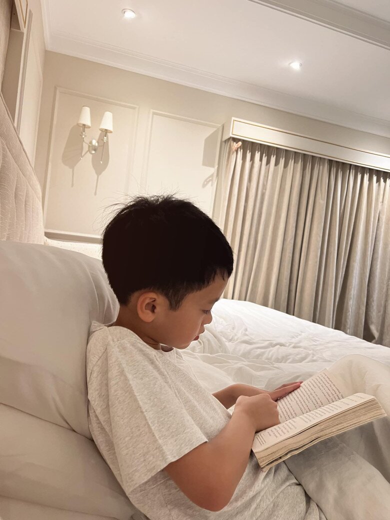 Hai con lớn của Tăng Thanh Hà được khen ngợi sở hữu nhiều nét giống mẹ, đặc biệt là đôi chân dài. Các nhóc tỳ đam mê việc đọc sách.