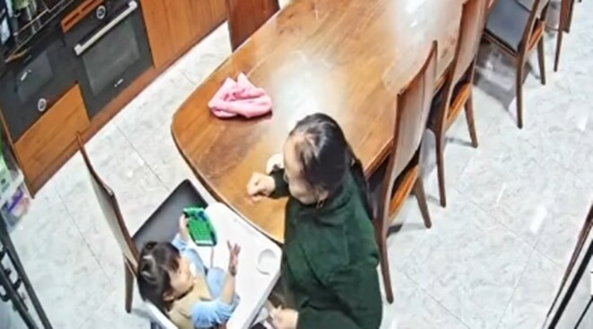 Thấy cảnh mẹ chồng làm đủ trò để cháu nội chịu ăn, con dâu là Thiếu tá Công an nghẹn ngào, biết ơn vô cùng - 2