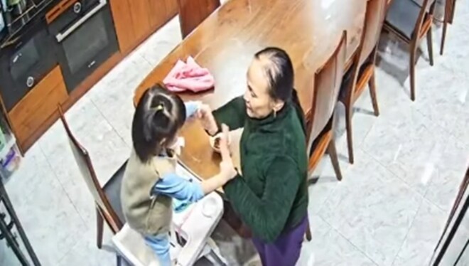 Thấy cảnh mẹ chồng làm đủ trò để cháu nội chịu ăn, con dâu là Thiếu tá Công an nghẹn ngào, biết ơn vô cùng - 3