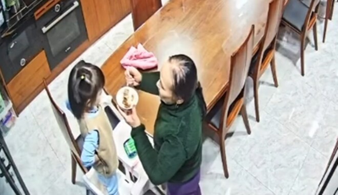 Bà nội phải làm đủ trò, miễn là cháu chịu ăn