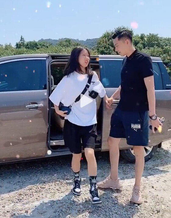 Thấy học sinh ngày nào cũng gặp gỡ một người đàn ông trẻ, cô giáo mời phụ huynh đến gặp thì ngượng mặt - 2