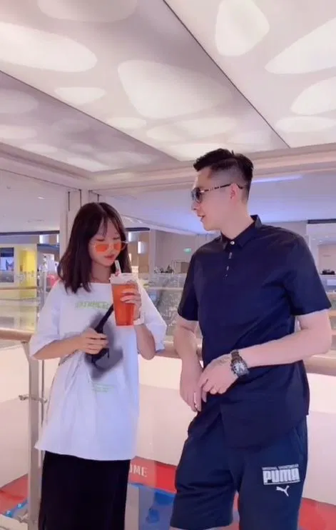 Thấy học sinh ngày nào cũng gặp gỡ một người đàn ông trẻ, cô giáo mời phụ huynh đến gặp thì ngượng mặt - 6