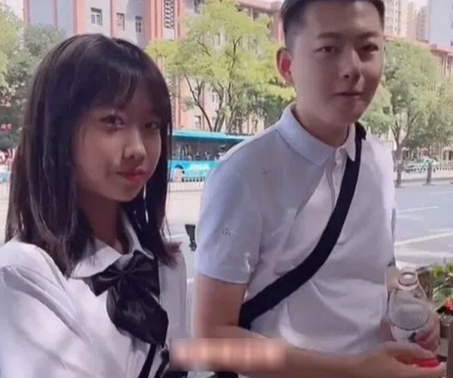 Thấy học sinh ngày nào cũng gặp gỡ một người đàn ông trẻ, cô giáo mời phụ huynh đến gặp thì ngượng mặt - 1