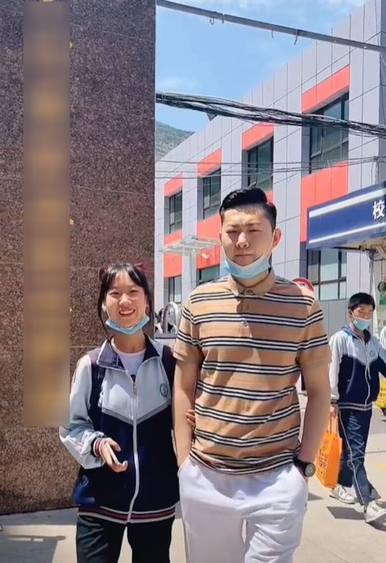 Thấy học sinh ngày nào cũng gặp gỡ một người đàn ông trẻ, cô giáo mời phụ huynh đến gặp thì ngượng mặt - 4