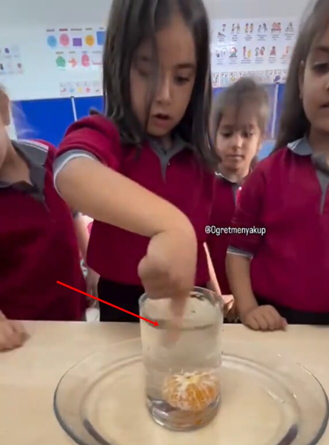 Cô bé đã dùng 1 ngón tay và khuấy mạnh vào cốc nước.