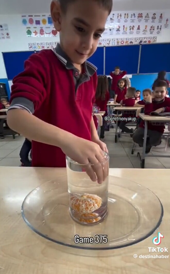 Các em học sinh lần lượt lên tham gia thử thách nhưng đều thất bại.