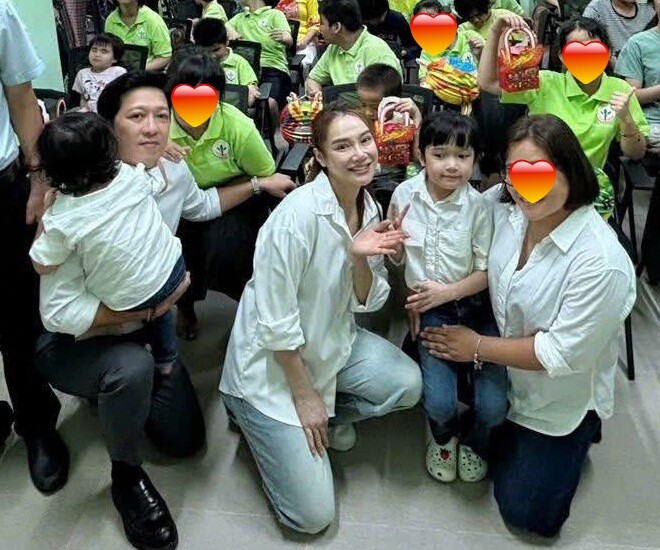 Hai con Trường Giang Nhã Phương có mặt cùng bố mẹ.
