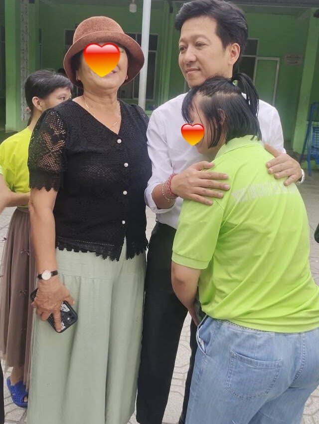 Trường Giang Nhã Phương đưa hai con về quê nội Đà Nẵng làm từ thiện, con gái Destiny xinh xắn, giản dị, lễ phép trao quà - 8