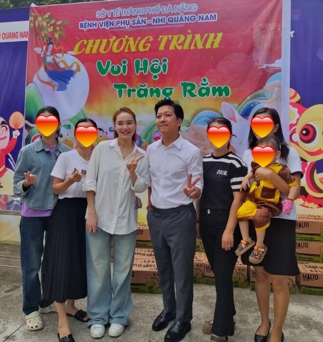 Trường Giang Nhã Phương đưa hai con về quê nội Đà Nẵng làm từ thiện, con gái Destiny xinh xắn, giản dị, lễ phép trao quà - 1
