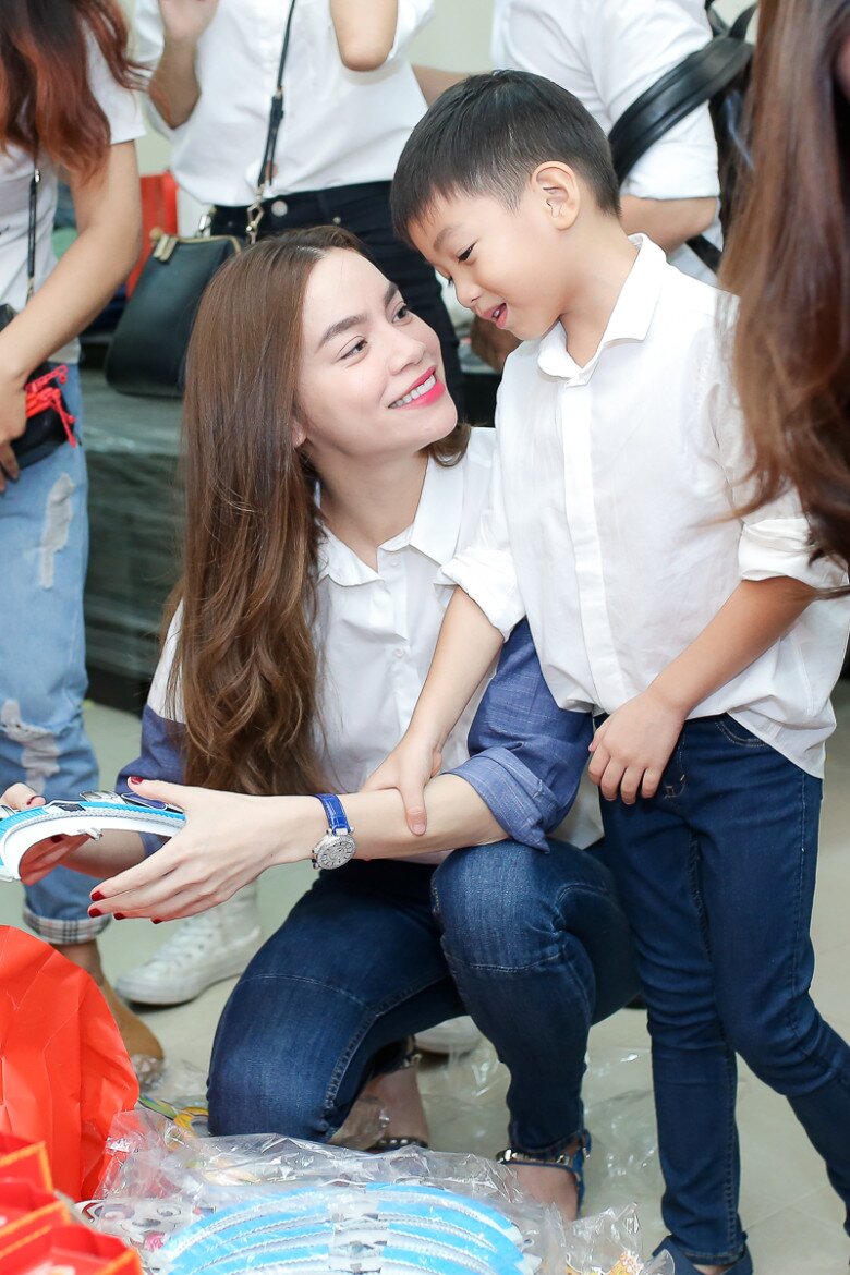 Hồ Ngọc Hà từng nhiều lần đưa con trai Subeo đi cùng trong các chuyến hoạt động thiện nguyện. Ảnh: Thành Luân