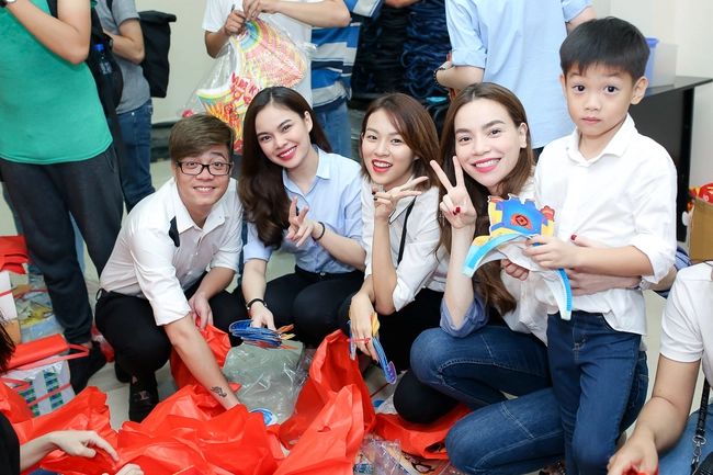 Cậu nhóc cũng góp tay, góp sức cùng mẹ. Ảnh: Thành Luân
