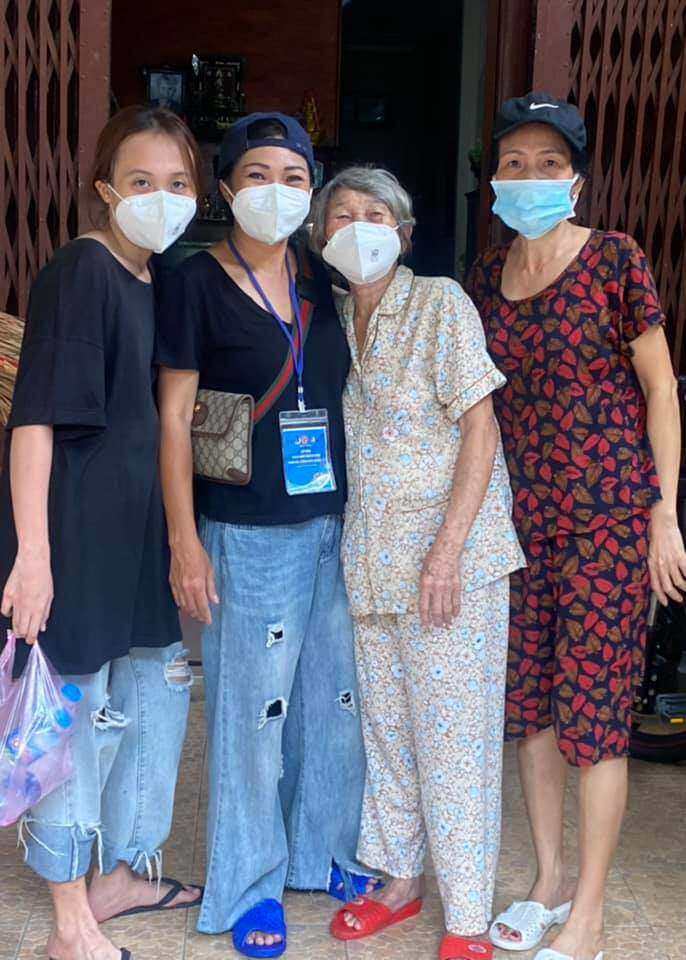 Con gái Phương Thanh từng cùng mẹ tham gia thiện nguyện vào dịp dịch Covid-19.